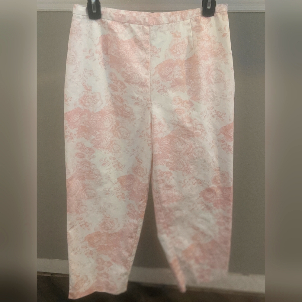 Women's Van Heusen Floral Capri pants - Size 8